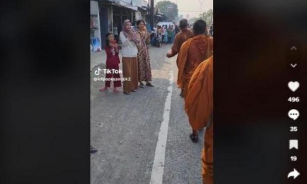 Cerita Biksu Thailand Berjalan Kaki ke Borobudur, Warga Indonesia Ramah