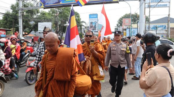 Tiba di Cirebon, Polisi Jaga Keamanan Biksu Jalan Kaki Thailand - Candi Borobudur