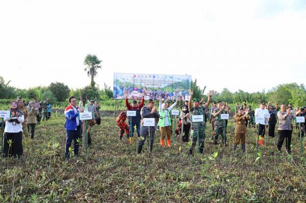 Bukti Komitmen terhadap Pelestarian Mangrove, Kilang Cilacap Ikuti Penanaman Serentak