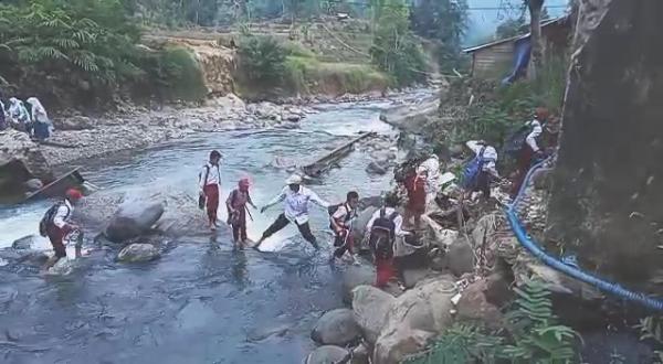 Jembatan Ambruk, Pelajar di Lebak Terpaksa Menyebrangi Derasnya Arus Sungai