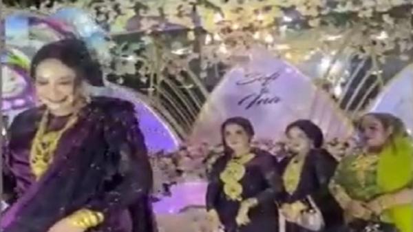 Viral Pesta Pengantin Tamunya Emak-emak Bak Istri Para Sultan dengan Beragam Perhiasan Emas    