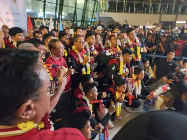 Kedatangan Timnas Indonesia U-22 Disambut Para Suporter