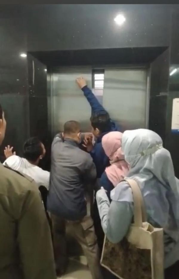 Hamil Muda ASN Kota Depok Nyaris Pingsan, Terjebak di Lift hingga Harus Dibongkar Paksa