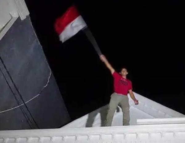 Kebahagiaan Orang Tua Rizky Ridho, Naik Balkon dan Kibarkan Bendera Merah-Putih Saat Indonesia Juara