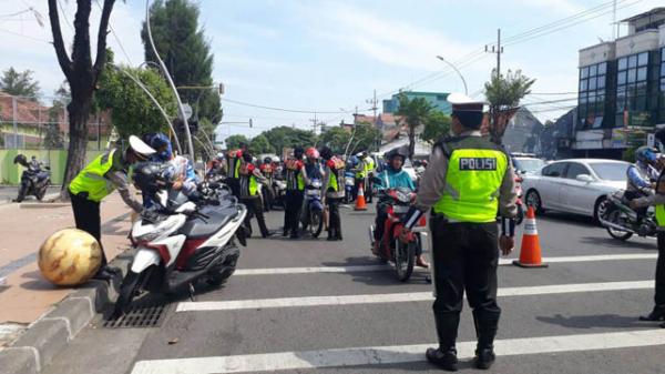 Operasi Patuh Jaya 2023 di Tangerang, Belasan Motor Kena Tilang Tidak Pakai Helm hingga Nopol Palsu