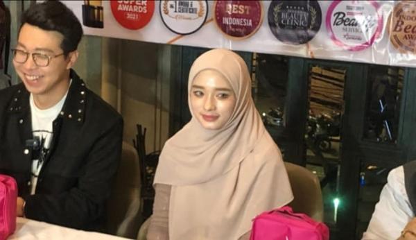 Inara Rusli Lepas Cadar usai Resmi Digugat Cerai Virgoun, Ini Alasannya