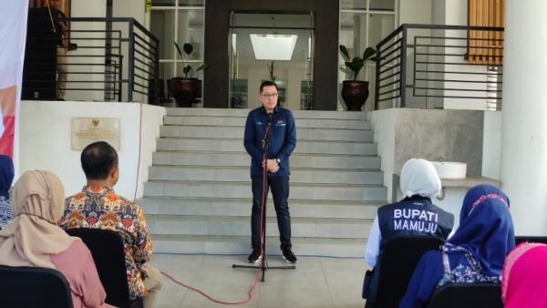 Serahkan Bantuan untuk Keluarga Rawan Stunting, Raditya Anwar Target Pasokan Barang dari Sulbar