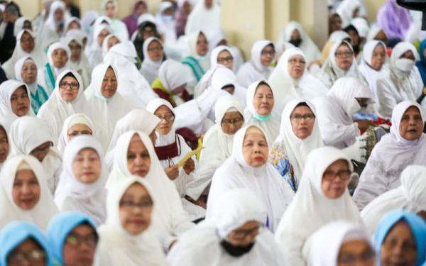 Berangkat ke Tanah Suci, Plh Wali Kota Bandung Lepas 2.396 Calon Jemaah Haji