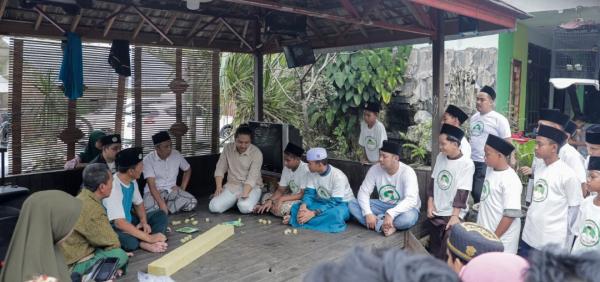 Relawan Santri Dukung Ganjar Latih Santri Bercocok Tanam Hidroponik di Kukar