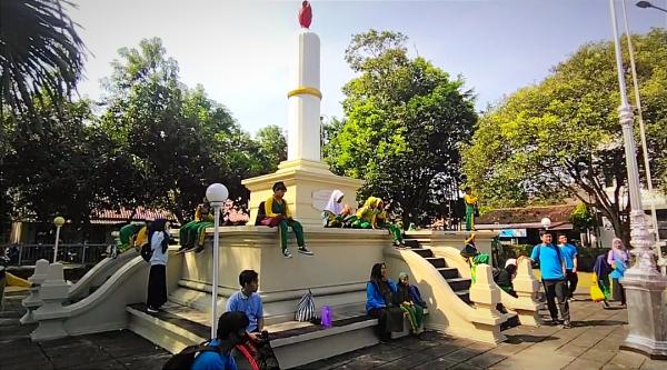 Tanamkan Nilai Kebangkitan Nasional, Siswa SD di Kota Solo Diajak Berkunjung ke Monumen Tugu Lilin