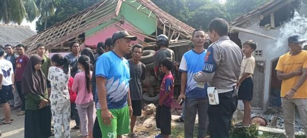 Unit Laka Polres Bogor Gelar Olah TKP Sebuah Truk Tabrak Rumah di Tenjolaya Bogor