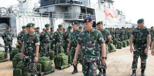 KRI Teluk Lampung-540 Angkut Pasukan Yonarmed Kostrad ke Wilayah Operasi Pamtas RI-Malaysia