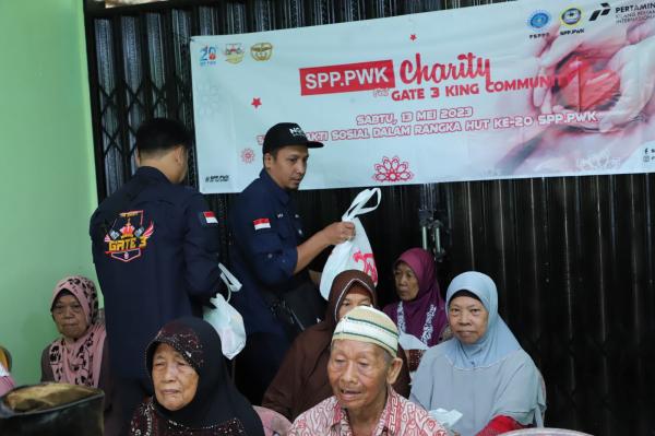 Serikat Pekerja Pertamina Cilacap Bersama Gate 3 King Community Bagikan Ratusan Paket Sembako