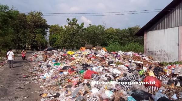 Keburu Viral, DLH Karanganyar Kirim Alat Berat Bersihkan Tumpukan Sampah Menggunung di Desa Pandeyan