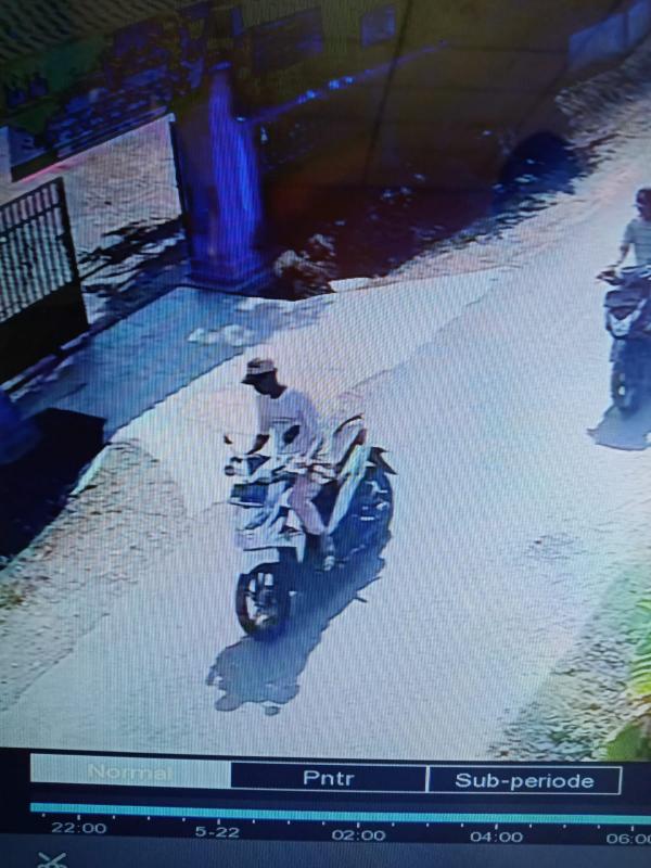 Terekam CCTV Pelaku Pencuri Membawa Motor Korban