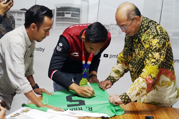 Rektor UM Surabaya Dapat Hadiah Istimewa dari Timnas U-22 Rizky Ridho