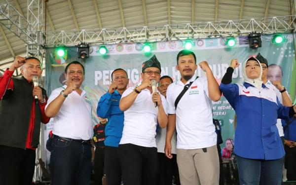 Puncak Peringatan May Day, Dadang Supriatna Berangkatkan Seorang Buruh ke Tanah Suci