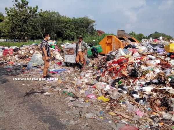 Jorok! Sampah Menggunung di Pinggir Akses Jalan Desa Pandeyan Karanganyar