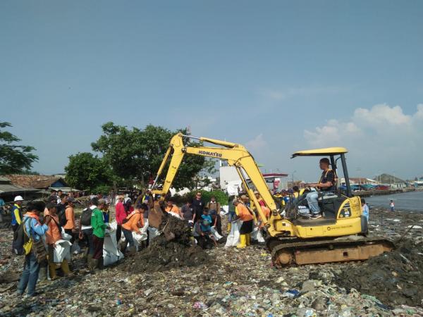 DPUPR Banten Turunkan 220 Personil Bersihkan Tumpukan Sampah di Pantai Teluk Labuan