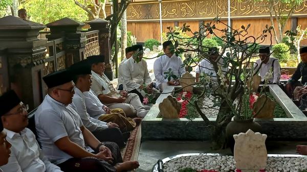 Menhan Prabowo Subianto Kunjungi Ponpes Tebuireng, Nyekar Makam Gus Dur dan Silahturahmi