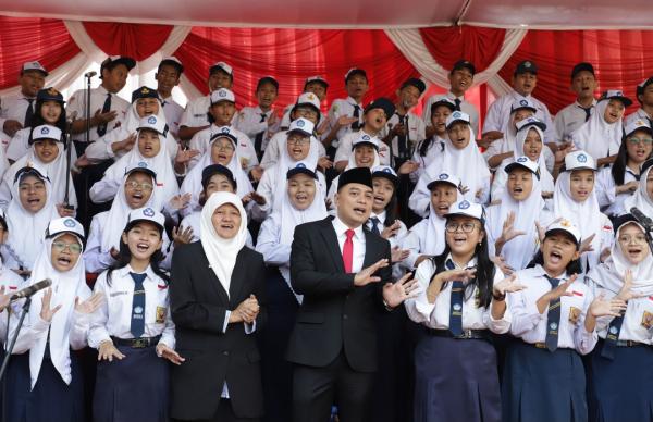 Wali Kota Surabaya Pimpin Upacara Harkitnas, Ini Pesan Menyentuh untuk Siswa dan Warga