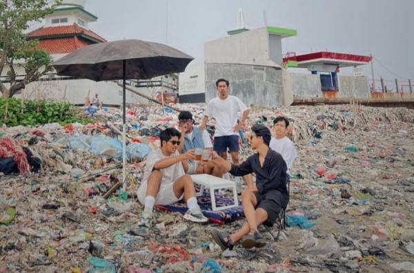 Geger! Komunitas Pandawara Staycation di Tengah Tumpukan Sampah Desa Teluk, Warganet Sindir Pemda