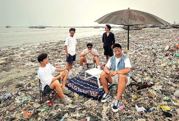 Aksi 5 Anak Muda dari Bandung Bersihkan Pantai Terkotor di Indonesia