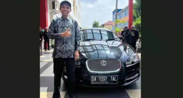 Wow! Ustad Abdul Somad Dihadiahi Mobil Jaguar, Warganet Heboh