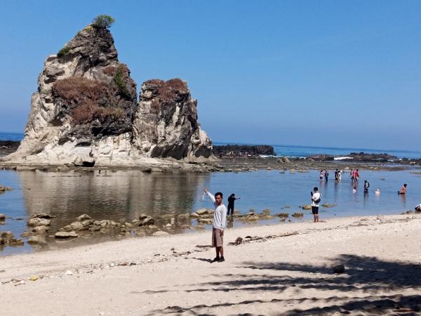 Keunikan dan Legenda Pantai Tanjung Layar Sawarna Lebak Banten