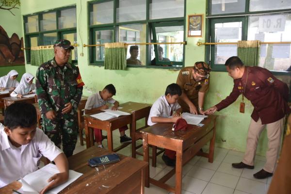 Monitoring Ujian Sekolah, Bupati Cirebon Upayakan Tekan Angka Putus Sekolah