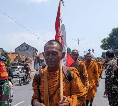 Banthe Wawan Biksu Asal Cirebon yang Ikuti Ritual Tudhong dari Thailand menuju Candi Borobudur