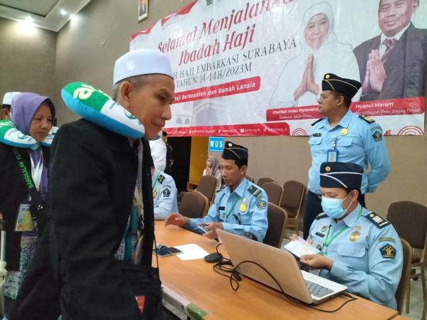Musim Haji 2023, Imigrasi Surabaya Berangkatkan Kloter Pertama  Calon Jamaah Haji