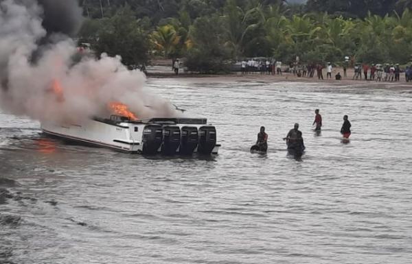 Meledak Akibat Korsleting, Kapal Motor Bupati Teluk Wondama Papua Terbakar, 1 Tewas dan 2 Kritis