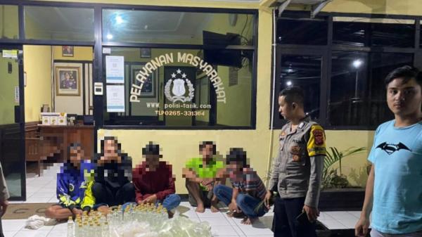 Polisi Gerebek Sebuah Rumah Kontrakan di Tasikmalaya, Petugas Temukan Puluhan Botol Miras dan 5 Pria