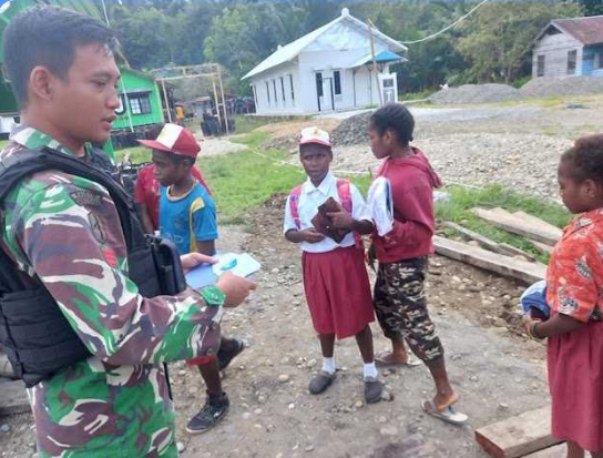 Anak Kampung Muara Nawa Pelajar SD, Dapat Hadiah dari Satgas Yonif Raider 200/BN
