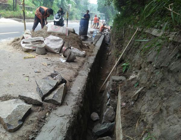 Pembangunan Drainase Jalan Cipacung-Tarogong Pandeglang Bersumber Anggaran APBN 2023, Disoal!