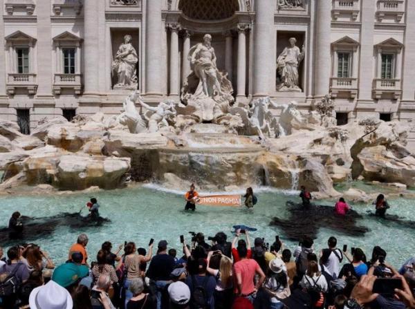 Air Mancur Bersejarah Trevi di Roma Dicemari Arang oleh Aktivis