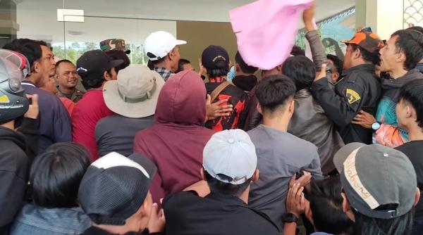 Terlibat Saling Dorong Petugas Dengan Warga Tolak Hasil Pilkades di Sukawening Garut