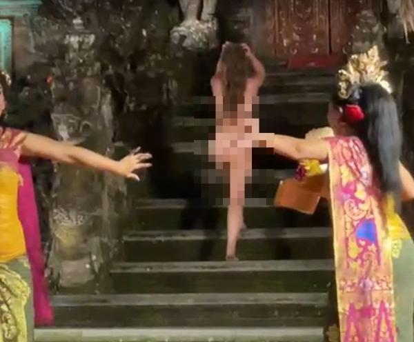 Viral, Bule Perempuan Bikin Heboh di Ubud Bali, Tanpa Busana Nyelonong Masuk Panggung Tari