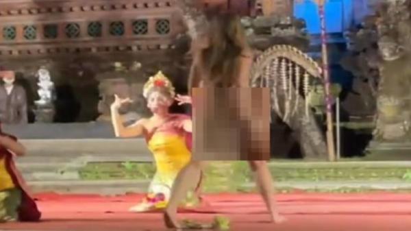 Penampakan Bule Cewek Tanpa Busana Terobos Panggung Pertunjukan Tari Bali, Bikin Publik Murka