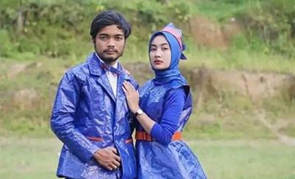 Viral Pasangan Ini Foto Prewed Pakai Terpal Pecel Lele, Netizen: Kalau Hujan Gak Perlu Neduh