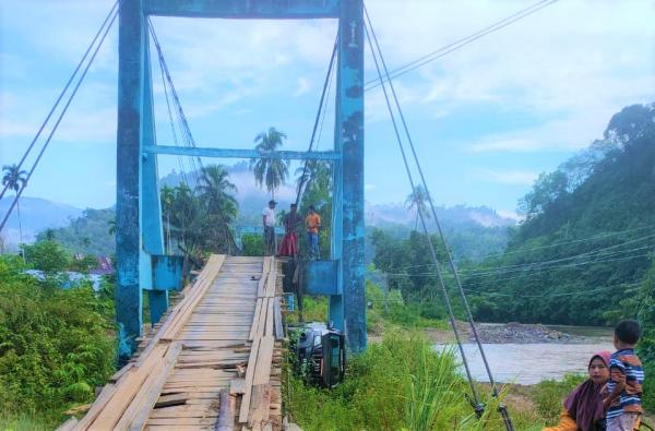 Lantai Jembatan Lapuk Mobil Pikap Warga Jatuh Terjerembab 