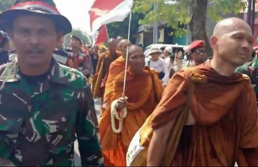 Lintasi Pekalongan, Rombongan Biksu Thudong Bermalam di Kanzus Sholawat Habib Luthfi