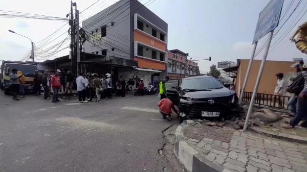 Diduga Rem Blong, Truk Pengangkut Pasir Tabrak 3 Kendaraan, 2 Orang Terluka