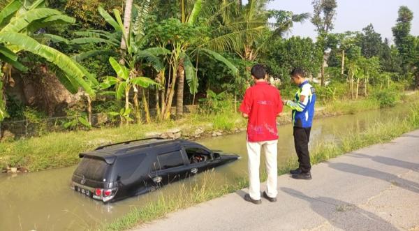 Sopir Ngantuk, Toyota Fortuner di Cilegon Jatuh ke  Saluran irigasi