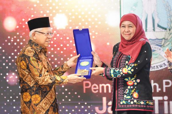 Pemprov Jatim Raih Juara Umum Anugerah Adinata Syariah KNEKS