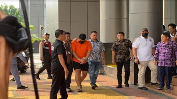 Pakai Sendal Jepit dan Kerap Menunduk Mario Dandy dan Shane Diserahkan ke Kejari Jakarta Selatan