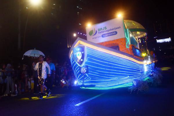 Perahu BPJS Ketenagakerjaan Gemparkan Light Parade HUT Kota Surabaya Ke-730