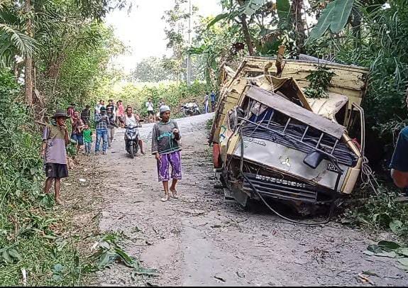 Pulang Takziah, Truck Pengangkut 25 Orang di Probolinggo Terguling, Satu Orang Meninggal