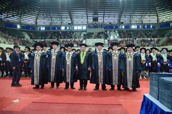 UNY Wisuda 1.201 Mahasiswanya